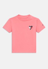 Ροζ ανοιχτόχρωμο κοντομάνικο t-shirt από βαμβάκι, με σχέδιο καρδιάς με χαμογελαστό πρόσωπο στο αριστερό στήθος. Κλείσιμο με κουμπιά στον ώμο.