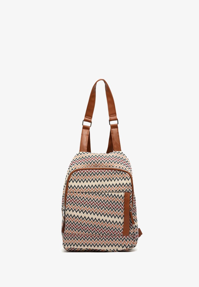 Sac à dos en tissu texturé avec un motif en zigzag beige, rouge et bleu. Dispose de bretelles en cuir synthétique marron et d'une poche zippée à l'avant.