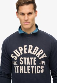 Superdry & Co ATHLETIC ESSENTIALS CREW  - Sweater - bradley navy