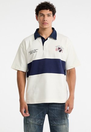 Polohemd in Beige mit navyblauen horizontalen Streifen, ausgestattet mit einem Kragen, kurzen Ärmeln und einem gestickten Logo auf der Brust.