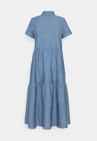 Robe midi bleu à manches courtes, à étages, avec col, vue de dos, en tissu léger texturé.