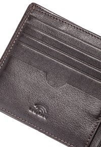 Brun læderpung med flere kortlommer, tekstureret overflade og prægning af "RFID SAFE" logo. Pæn syning langs kanterne.