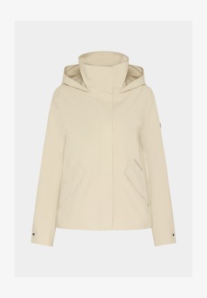 Beige waterdichte jas met hoge kraag, grote voorzakken en een verborgen capuchon. Bevat minimale stiksels en merkdetails aan de zijkant.