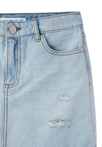 Shorts in denim azzurro chiaro con vita alta, dettagli strappati, chiusura a un bottone e cuciture color nocciola lungo le cuciture.