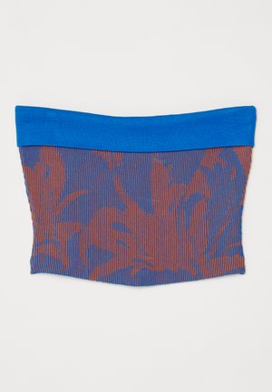 Top elastic cu tubă cu o bandă solidă albastră în partea de sus. Corpul principal prezintă un model texturat cu dungi verticale roșii și albastre.