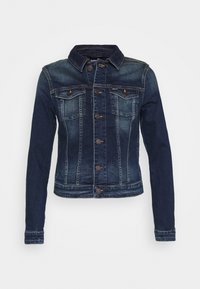 Jeansjacka i mörk indigo med knappstängning fram, två bröstfickor och klassisk krage. Har blekningar och en något figursydd design.