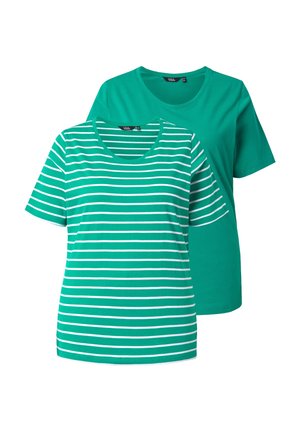 To grønne T-shirts med korte ærmer, en ensfarvet grøn og en grøn med hvide vandrette striber, vist på en hvid baggrund.
