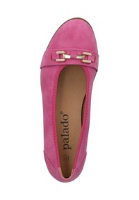 Scarpa piatta in suede rosa con punta arrotondata, caratterizzata da un accento decorativo in metallo dorato e una soletta imbottita.