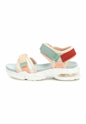 Sandalias ligeras con correas de colores pastel, que cuentan con material de malla, cierres ajustables y una suela blanca moteada con amortiguación de aire.