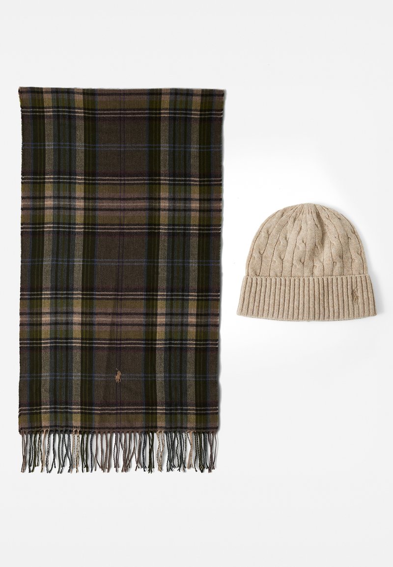 Μάλλινο κασκόλ με καρό σχέδιο σε σκούρο πράσινο, καφέ και μπεζ χρώμα, με φουντωτές άκρες, συνδυασμένο με ένα ριγέ μπεζ πλεκτό σκουφάκι που διαθέτει σχέδιο από καλώδιο.