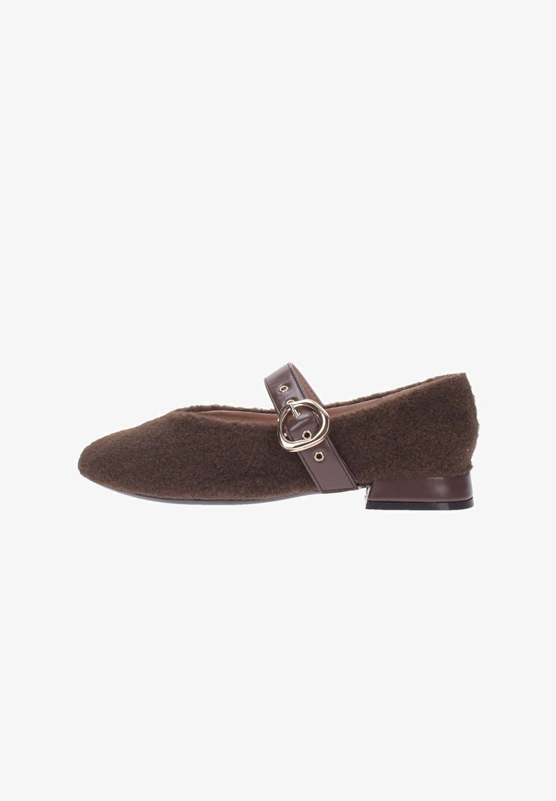 Ballet flat marrone in feltro con punta arrotondata, una tracolla con una fibbia d'oro e tacco basso. La superficie testurizzata aggiunge un tocco di dettaglio.