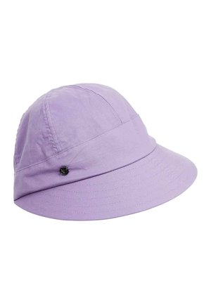 Hellvioletter Eimerhut mit abgesteppten Einsätzen und einem kleinen runden schwarzen Metallemblem an der Seite, auf weißem Hintergrund dargestellt.