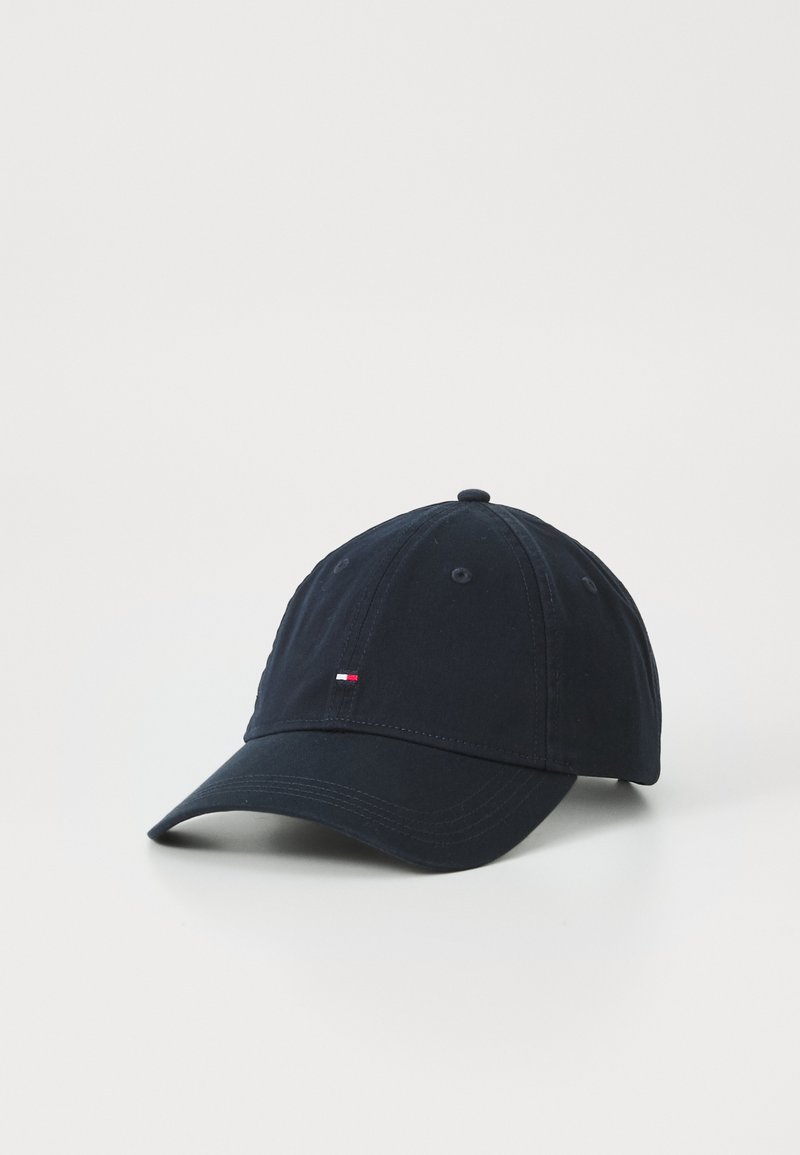 Casquette de baseball bleu marine en coton, dotée d'un visière incurvée et d'un petit logo avec des accents rouge et blanc sur le côté avant gauche.