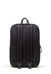 Schwarzer Rucksack mit gepolstertem Rücken und verstellbaren Trägern. Hergestellt aus strapazierfähigem Material, verfügt über einen oberen Griff und eine seitliche Reißverschlusstasche.