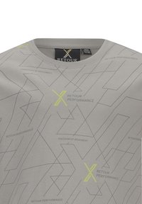 Grijs T-shirt met korte mouwen, voorzien van een geometrisch patroon in donkergrijs en gele accenten. Gemaakt van een zacht materiaal met een ronde hals.