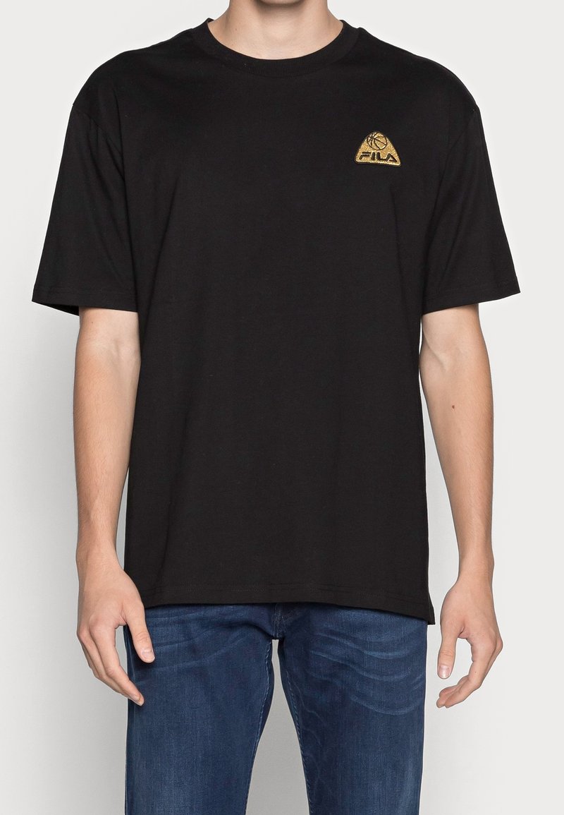Černé bavlněné tričko s kulatým výstřihem, krátkým rukávem a malým zlatým trojúhelníkovým logem na levé části hrudi. Casual střih.
