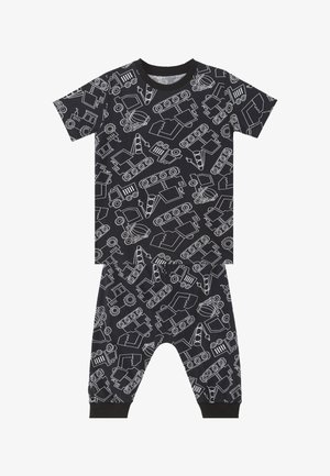 Zwart T-shirt met korte mouwen en broek met wit patroon van bouwvoertuigen en apparatuur, waaronder graafmachines, kranen en kiepwagens.