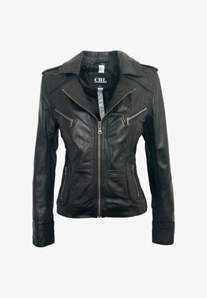 Schwarze eng anliegende Lederjacke mit Frontreißverschluss, Reißverschlusstaschen an Brust und Seiten sowie weitem Kragen mit Revers.