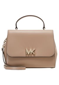 Sac à main structuré taupe avec poignée supérieure, bandoulière chaîne dorée et grand logo doré "MK" sur le rabat avant.