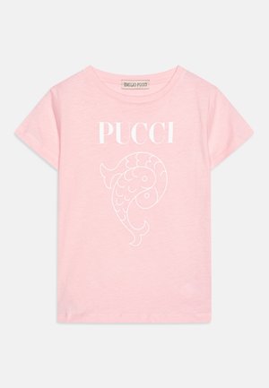Pink cotton t-shirt med et hvidt "PUCCI" logo og et stiliseret fiskegraphic. Korte ærmer og rund halsudskæring med en glat tekstur.