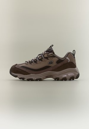 Кафяво и бежово спортно обувка Skechers с дебела подметка, връзки, текстурирано сцепление и логото на марката отстрани и на подметката, показани отстрани.