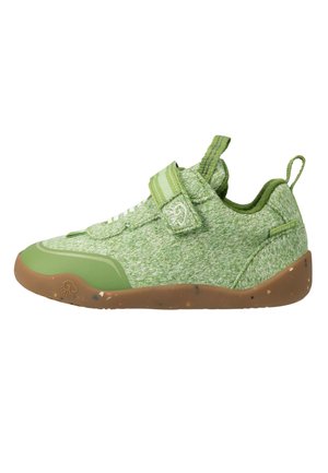 Hellgrüner Slip-On-Sneaker mit Stoffstruktur, verstellbarem Riemen, Zuglasche und brauner gesprenkelter Gummisohle.