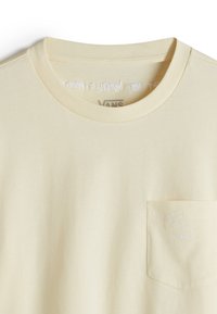 Beige Baumwoll-T-Shirt mit Rundhalsausschnitt, kurzen Ärmeln und einer linken Brusttasche mit gesticktem "OFF THE WALL"-Text.