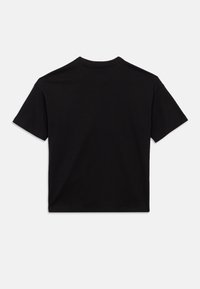 Mustast puuvillast T-särk, millel on ümmargune kaelus, lühikesed varrukad ja lõdvestunud lõige. Kangas tundub sile ega sisalda nähtavaid mustreid ega detaile.