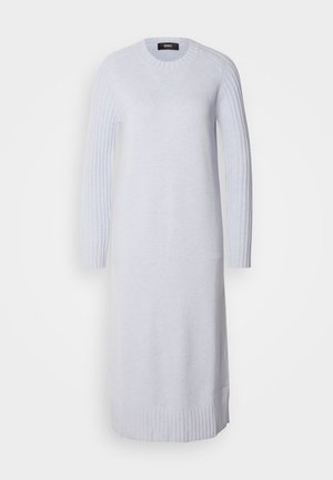 Lys grå strikket kjole med lange ribbede ærmer og kant. Rund halsudskæring. Blød tekstur, lige silhuet, knælang.