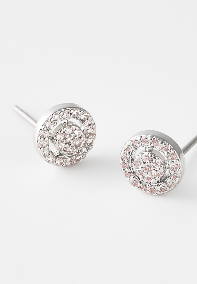 Orecchini a stud in argento con design circolare, caratterizzati da un cluster centrale di pietre rosa circondato da un anello di strass trasparenti.