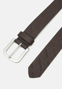 Cinturón de piel marrón con marca grabada, hebilla rectangular de plata y un acabado texturizado. Con extremo cónico, disponible en varias tallas.
