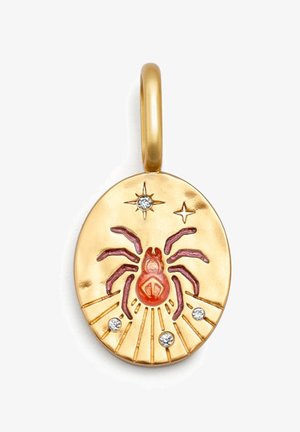 Gul oval vedhæng med et edderkoppedesign, rød accenter, lilla konturer, tre små diamanter og indgraverede stråler, der stråler ud fra midten.