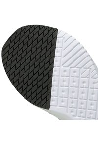 Schuhsohle mit einem strukturierten schwarzen Gummibereich und einem weißen gummierten Bereich mit Muster, ausgestattet mit ausgeprägten Traktionsrillen und -kanten.