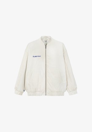 Kremowa bomberka z sztruksu z przednim zamkiem błyskawicznym, dwoma bocznymi kieszeniami oraz niebieskim haftowanym napisem "SURF INC" na lewej piersi.