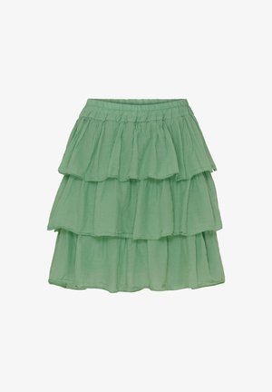 Lagdelt grøn nederdel med elastisk talje, lavet af letvægtsstof, der har tre volanglag og en gennemsigtig tekstur.