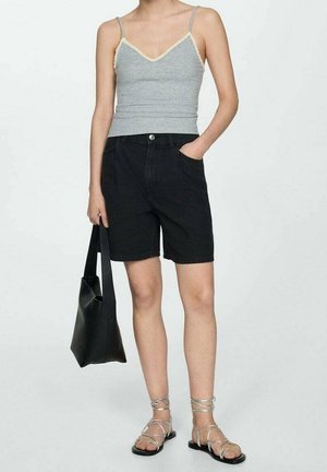 Harma sleeveless-toppi pitsireunuksella, mustat farkkushortsit, hopeiset nauhapedillä varustetut sandaalit ja musta olkalaukku. Yksinkertainen, rento asu, jossa on minimaalinen yksityiskohtia.