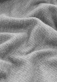 Grau gefärbter Stoff mit einer weichen, glatten Textur, die subtile Farbvariationen und ein leicht meliertes Muster zeigt.