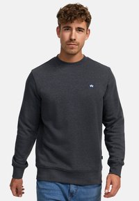 Dunkelgrauer Pullover mit langen Ärmeln, rundem Ausschnitt und einem kleinen blauen Logo auf der Brust. Weicher Stoff und normale Passform.