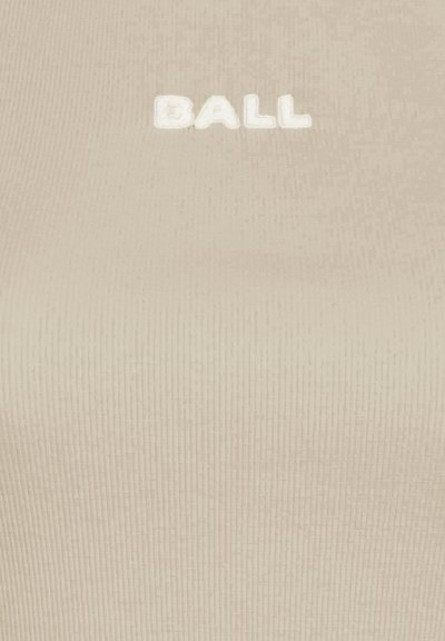 Beige geripptes Tanktop mit weißen gestickten Buchstaben "BALL", die zentral auf der Brust platziert sind, aus weichem, dehnbarem Material gefertigt.