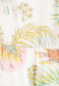 Květinová potisková látka v pastelových barvách, s zelenými a růžovými vzory na bílém pozadí. Lehký, mírně texturovaný materiál.