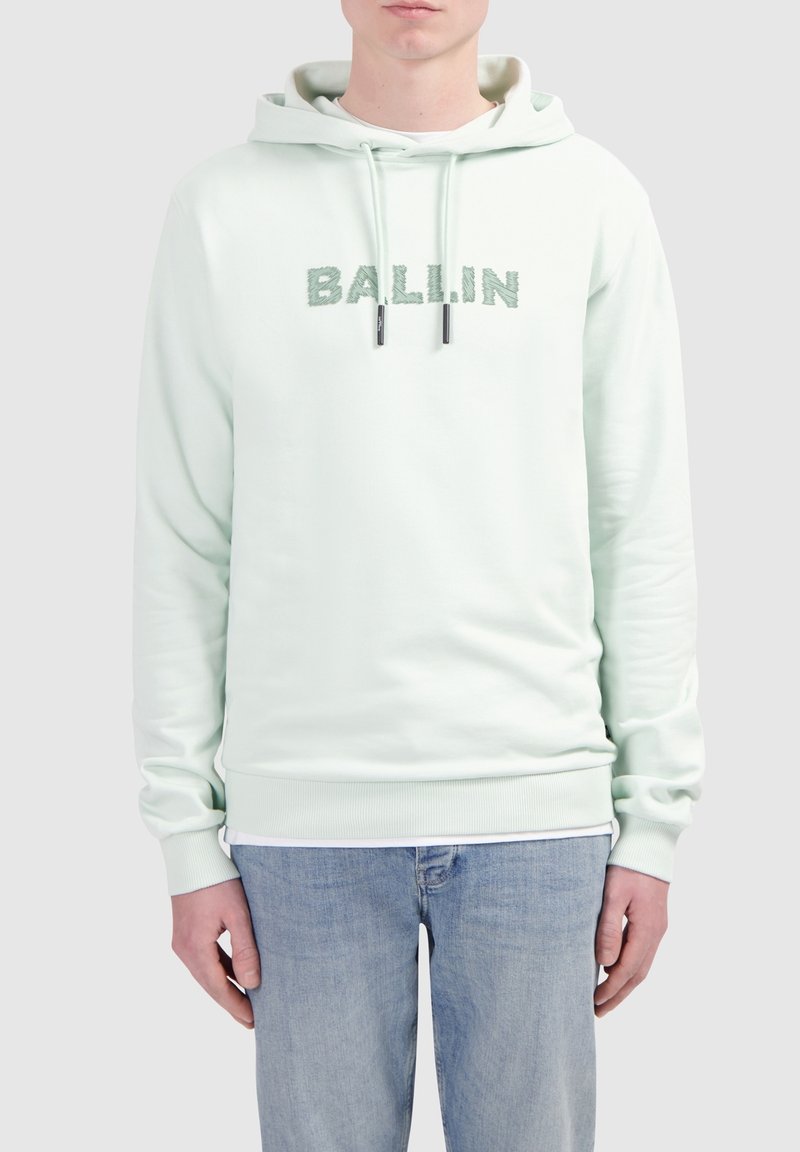 Mintgroene hoodie van zachte stof, met een voorzak in kangoeroestijl, trekkoorden en "BALLIN"-tekst in textuur borduurwerk.