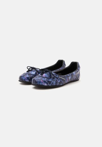 Paire de ballerines bleu foncé avec motif éclair, petit nœud sur le dessus et étiquette de marque "Rombaut" sur le côté, affichées sur fond blanc.