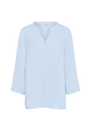 Lichtblauwe, lichtgewicht blouse met een V-hals en driekwart mouwen. Gladde textuur met een losse pasvorm en subtiele glans.