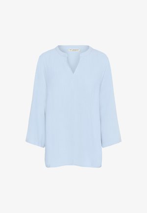 Lichtblauwe, lichtgewicht blouse met een V-hals en driekwart mouwen. Gladde textuur met een losse pasvorm en subtiele glans.