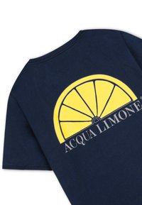 Marinblå bomull t-shirt med en stor grafisk design av en gul citronskiva på baksidan och texten "ACQUA LIMONE" under.