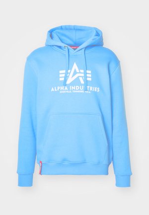 Világoskék kapucnis pulóver, puha anyagból, nagy fehér logóval, kenguruzsebbel, valamint bordás mandzsettákkal és aljjal.