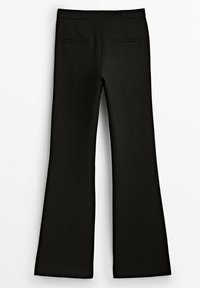 Pantalon noir évasé avec une texture lisse, doté de deux poches arrière et d'une coupe ajustée, présenté avec la ceinture en haut.