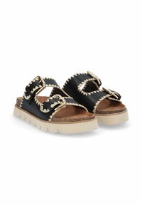 Sandales noires à glissière avec deux brides à boucle ; dotées d'une couture beige et d'une semelle épaisse et texturée de couleur beige clair.