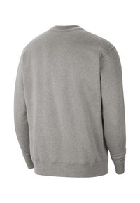 Sudadera gris con cuello redondo y mangas largas. Textura de tela suave y puños y dobladillo acanalados. Diseño simple sin patrones ni logotipos visibles.