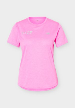 Felroze korte mouwen sportshirt voor dames met ronde halslijn en witte opdrukken op de borst tegen een effen achtergrond.